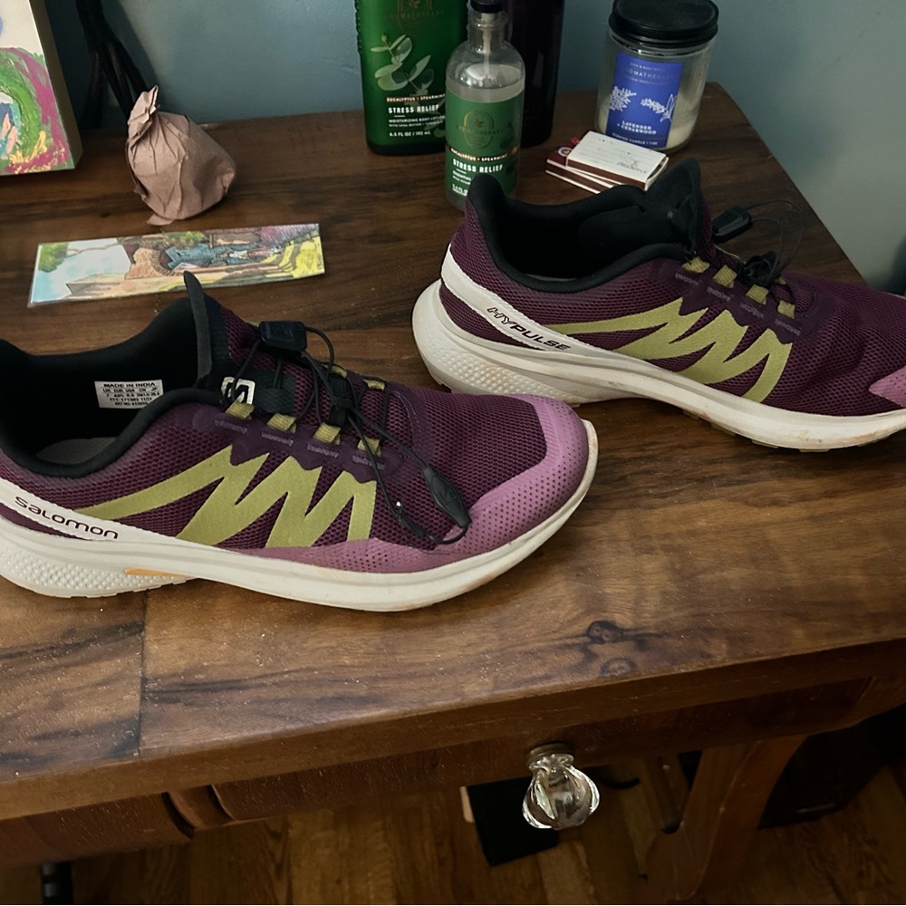 Salomon running shoes size 8.5 but fit more like 9.